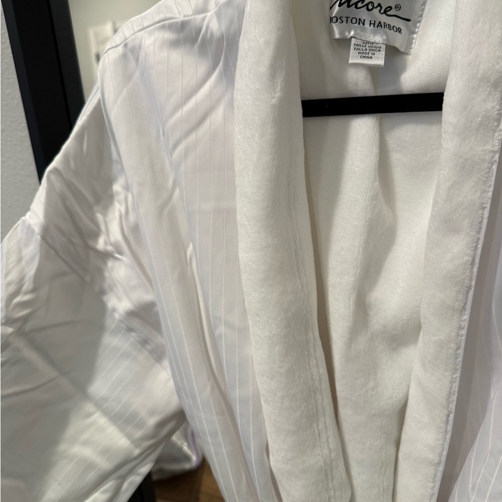 Encore Boston Harbor White Robe - Picture 3 of 4